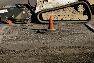 Mekanik süpürge enkaz alır ve bir fırtına sokak lağım yeni asfalt tabakası koydu nerede reddetme.