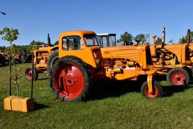 Dalton, Minnesota, 8 Eylül 2017: Bir yıllık Eylül Dalton geri yüklenen Minneapolis Moline Traktörler görüntülenir satır eski, Mn traktör ve çiftlik gösterisi nerede 1000'ler ikinci tam hafta sonu katılmak.