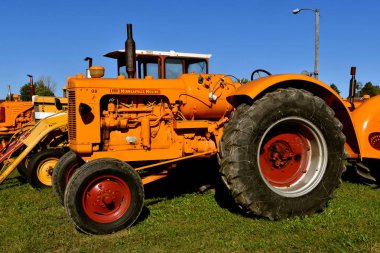 Dalton, Minnesota, 8 Eylül 2017: Bir yıllık Eylül Dalton geri yüklenen Minneapolis Moline Traktörler görüntülenir satır eski, Mn traktör ve çiftlik gösterisi nerede 1000'ler ikinci tam hafta sonu katılmak.