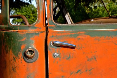 Kapı ve bir eski geç 40 's toplama kabin ağır patina ve eksik windows eksik gaz cap kapak