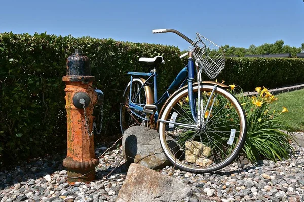 Uma Bicicleta Retro Velha Está Estacionada Lado Antigo Hidrante Fogo — Fotografia de Stock