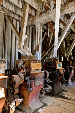 Bir çok eski grist ve un fabrikası ekipman inceliğini çok tarihi ve ilkel bir binanın bırakılıyor.