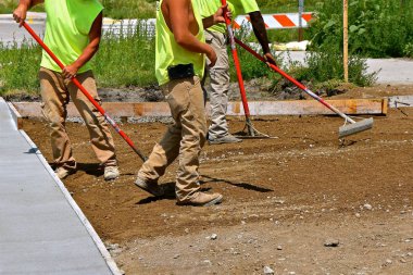 İnşaat işçileri düzey kum ve çakıl ile taze beton atılmıştır nereye kadar işlenmiş beton plaser Nakliyeciler