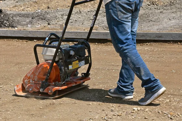 Homem Usa Uma Máquina Vibratória Para Compactar Areia Projeto Concreto — Fotografia de Stock