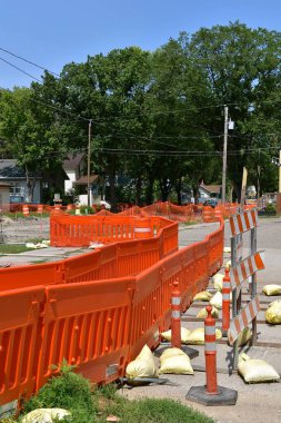 Yayalar için bir geçit sokak iyileştirme projesi geçici bir kaldırımda sağlar. 