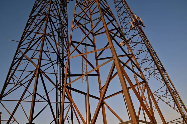 Tre Telefoni Cellulari Radio Torri Telecomunicazione Forniscono Forme Triangolari Geometriche — Foto Stock