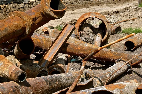 Eski paslı, kırık kanalizasyon ve sıhhi metal boru bir sokak inşaat projesinden kaldırılmıştır. 