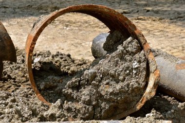 Bir sokak onarım inşaat sahnede closeup paslı ve parçalanmış kanalizasyon ve sıhhi metal borular çıkardı. 