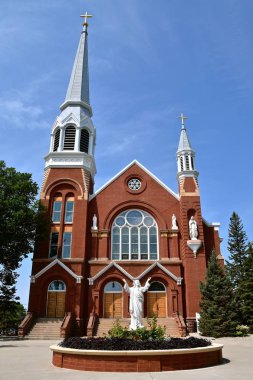 Fargo, Kuzey Dakota, 1 Ağustos 2018: Cathedral St. Mary Katolik Kilisesi bucak ile 1880 yılında kurulan ve şehir merkezinde bulunan Broadway'de olduğunu.