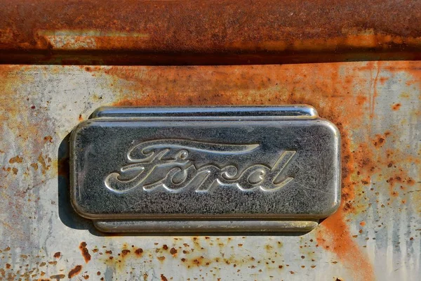 Bismarck, Kuzey Dakota, 4 Ağustos 2018: Çok eski bir araba renksiz bir Ford logosu, Ford Motor Dearborn, Michigan Henry Ford tarafından başlatılan ve 16 Haziran 1903'te dahil bulunan şirket ürünü