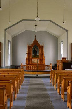 Eski bir Lutheran ülke kilisenin sunak ve ön çapraz ile iç
