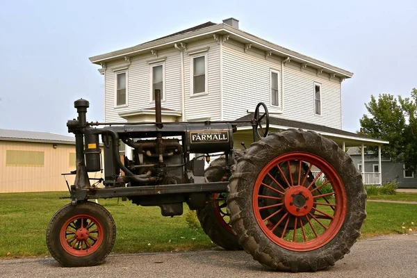 博囊臧维勒 北达科他州 2018年8月17日 法默尔拖拉机前面的老农舍 显示在8月庆祝的先驱日 — 图库照片