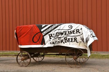 Bonanzaville, Kuzey Dakota, 17 Ağustos 2018: Bir yonca tahıl eski bir çelik tekerlekli vagon üzerinde bir Budweiser Hager bira logo ve kimlik görüntüler