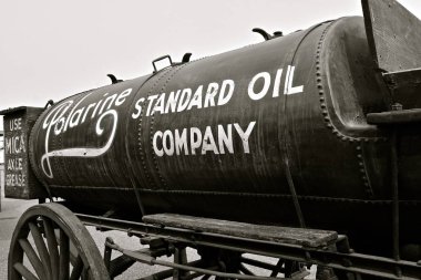 Bonanzaville, Kuzey Dakota, 17 Ağustos 2018: öncü gün (siyah ve beyaz sırasında görüntülenen standart petrol AIS taşıyan eski bir ahşap vagon üzerinde taşınan bir metal tank)