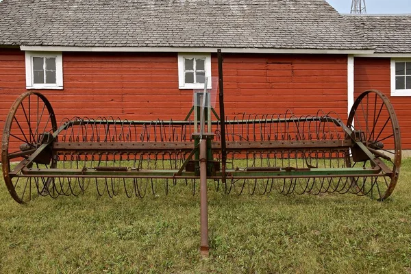 Vieux Râteau Ordures Rouillé Est Garé Côté Hangar Rouge Bois — Photo