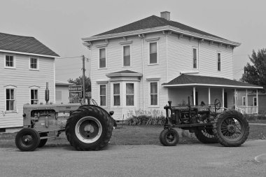 Bonanzaville, Kuzey Dakota, 17 Ağustos 2018: Geri yüklenen F-20 Farmall Mccormick Deering ve Minneapolis Moline G Traktörler öncü gün boyunca görüntülenir