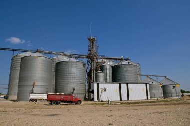 Bir büyük asansör sistemi çeşitli tahıl kutuları boyutlu ve kamyon buğday tam yüklü