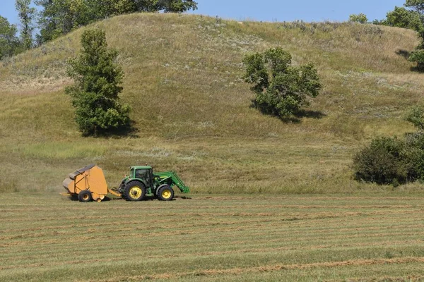 Dans Distance Vallonnée Tracteur Une Presse Balles Rondes Récoltent Foin — Photo