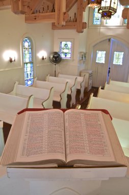 Küçük bir şapel bir minber üzerinde büyük bir eski İncil kitap John için açtı aittir