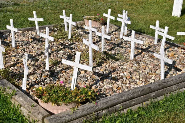 Proste Drewniane Pudełko Wyblakły Skały Zawiera Krzyże Czci Poległych Żołnierzy — Zdjęcie stockowe