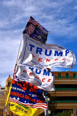 Rochester, Minnesota, 4 Ekim 2018: Siyasi afiş Civic Center Rochester'daki Başkan Trump mitingde görüntülenir.