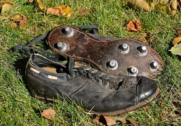 Vieux Ballon Football Cuir Casque Une Paire Chaussures Crampons Rappellent — Photo