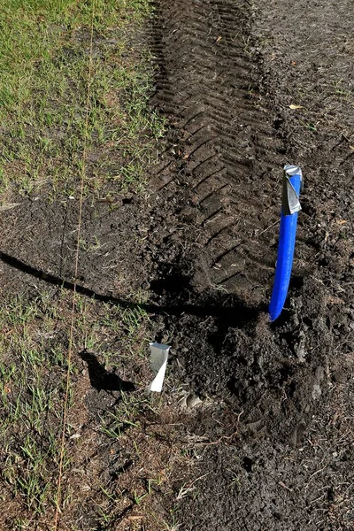 新鮮なヤードで埋められるスプリンクラー灌漑ラインを敷設 — ストック写真
