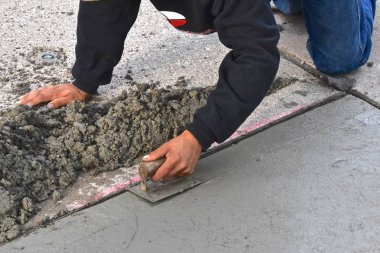 Beton bir işçi bir kaldırım onarım proje üzerinde ıslak 