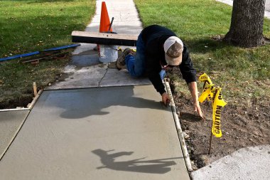 Beton bir işçi bir kaldırım onarım proje üzerinde ıslak 