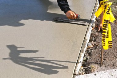 Beton bir işçi bir kaldırım onarım proje üzerinde ıslak 