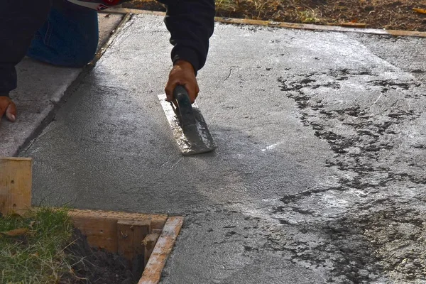 Concrete Laborer Uses Trowel Wet Mud Concrete Sidewalk Repair Project — Stock Photo, Image