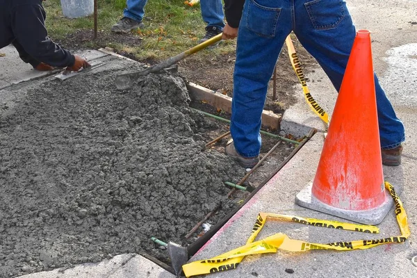 Arbetare Stå Våta Mud Concrete Som Del Trottoaren Repareras — Stockfoto