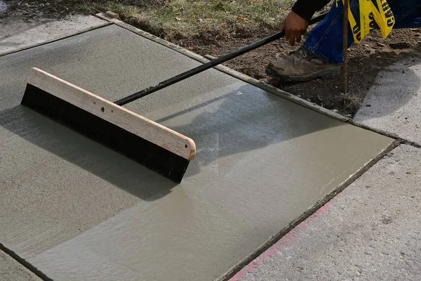 Concrete Laborer Uses Broom Wet Mud Concrete Sidewalk Repair Project — Stock Photo, Image