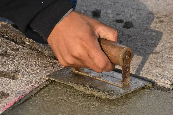 Concrete Laborer Trowels Wet Mud Sidewalk Repair Project — Stock Photo, Image