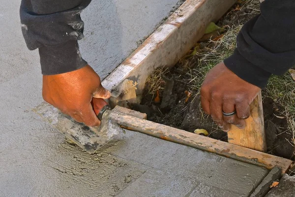 Concrete Laborer Trowels Wet Mud Sidewalk Repair Project — Stock Photo, Image