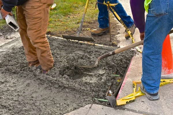 Arbetstagare Stå Våta Mud Concrete Som Del Trottoaren Repareras — Stockfoto
