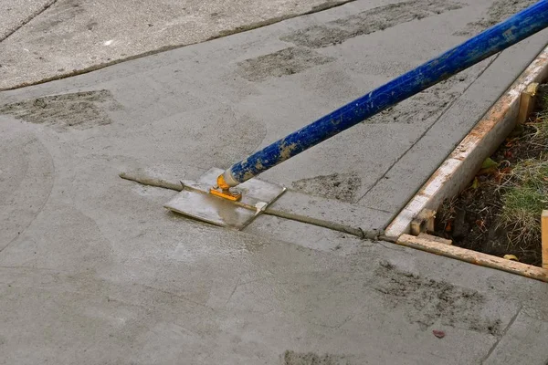 Trabalhador Concreto Cria Linhas Expansão Lama Molhada Projeto Reparo Calçada — Fotografia de Stock