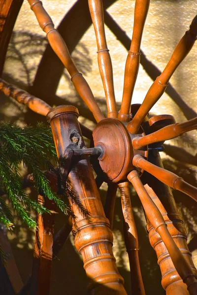 Close Uma Roda Muito Antiga Raios Uma Roda Fiação Artesanal — Fotografia de Stock