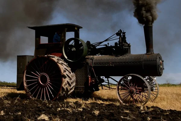 一台旧蒸汽机从堆栈里冒出一片黑煤烟雾 — 图库照片