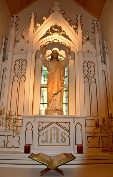 Статуя Иисуса Христа Назарета Стоит Часовне Открытой Библией Алтаря Внизу — стоковое фото