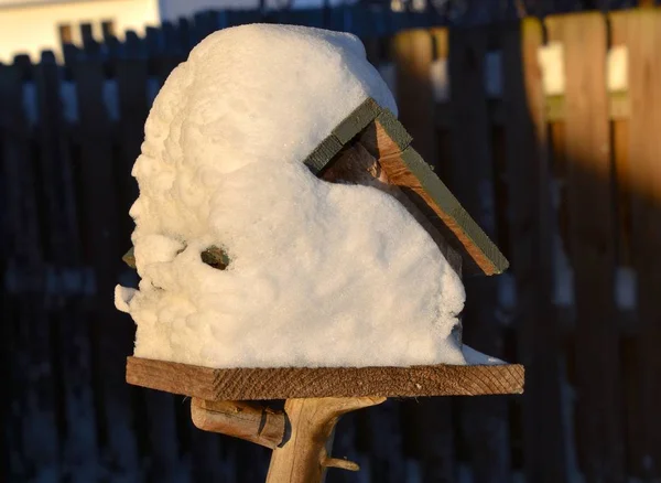 Birdhouse Van Eltemetve Hóban Után Egy Hóvihar — Stock Fotó