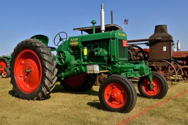 Pekin, Kuzey Dakota, 2 Eylül 2018: Bir eski restore edilmiş klasik Oliver satır kırpma 80 traktör İşçi Bayramı güdük Lake Village harman arı sırasında görüntülenir.