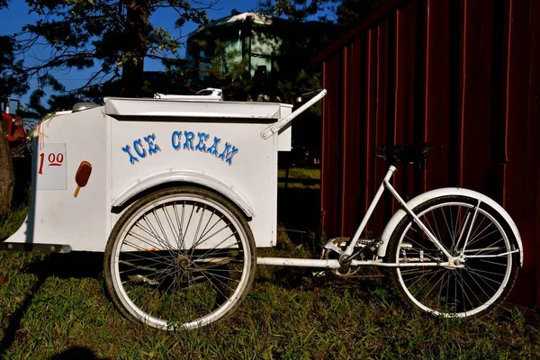 Old Three Wheeled Pedal Bike Has Been Converted Mobile Ice — Stock Photo, Image