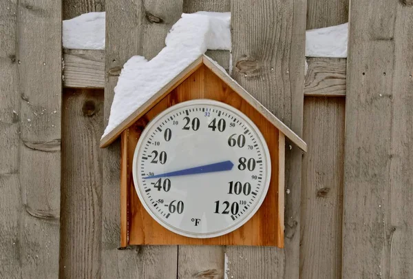 Ein Schneebedecktes Thermometer Zeichnet Kalte Grad Fahrenheit Auf — Stockfoto