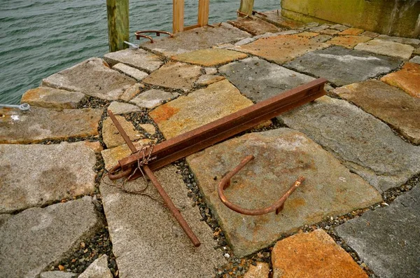 Very Old Rusty Anchor Lies Sea Wall Many Shades Patina — Stock Photo, Image