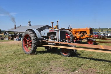 Rollag, Minnesota, 1 Eylül 2018: Eski kasa ve Minneapolis Moline Traktörler Rollag reunion nerede binlerce katılmak her İşçi Bayramı hafta sonu düzenlenen yıllık Wcstr çiftlik harman makineleri iktidara temin ettiğimi.