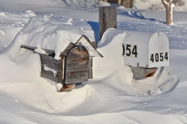 Briefkästen Die Nach Einem Schneesturm Fast Einer Schneewehe Verschüttet Wurden — Stockfoto