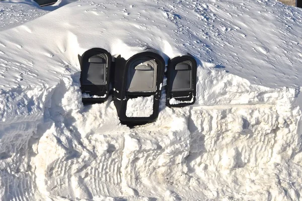Γραμματοκιβώτιο Σχεδόν Θάφτηκε Μια Χιονοστιβάδα Απαιτείται Σκάψιμο Για Λάβετε Daily — Φωτογραφία Αρχείου