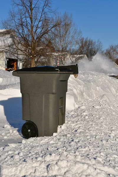 Garaje Plástico Puede Sentarse Acera Espera Recogida Rodeada Nieve Quitanieves —  Fotos de Stock