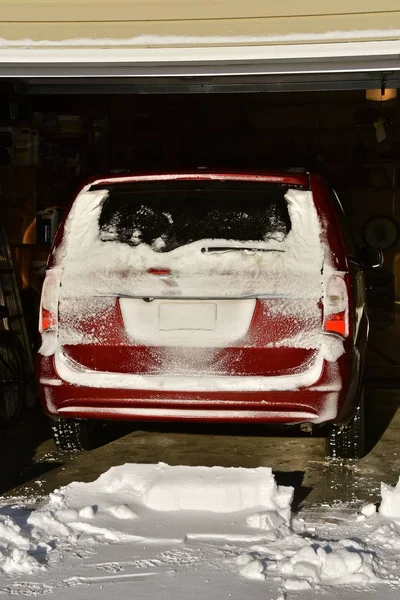 Een Auto Geparkeerd Garage Levert Het Bewijs Van Het Rijden — Stockfoto